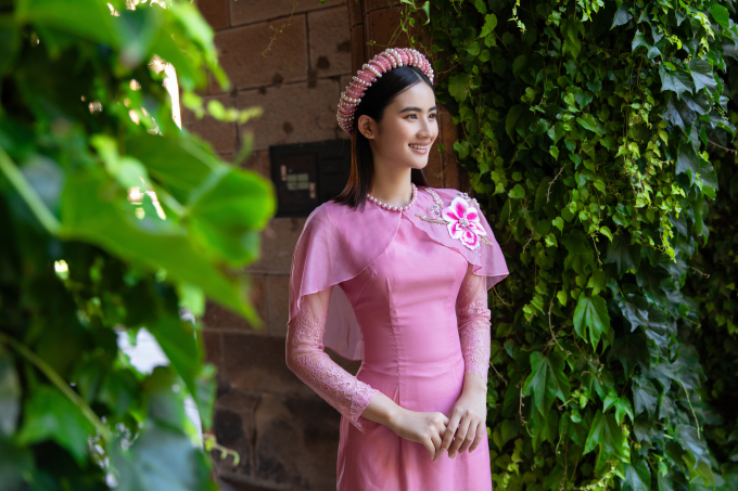 Hoa hậu Ý Nhi rạng rỡ trong tà áo dài truyền thống, chạnh lòng khi lần đầu đón Tết xa gia đình- Ảnh 2.