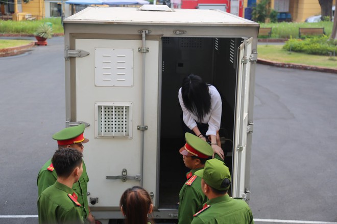 Những hình ảnh đầu tiên tại phiên tòa xét xử người mẫu Ngọc Trinh- Ảnh 2. Những hình ảnh đầu tiên tại phiên tòa xét xử người mẫu Ngọc Trinh- Ảnh 2.