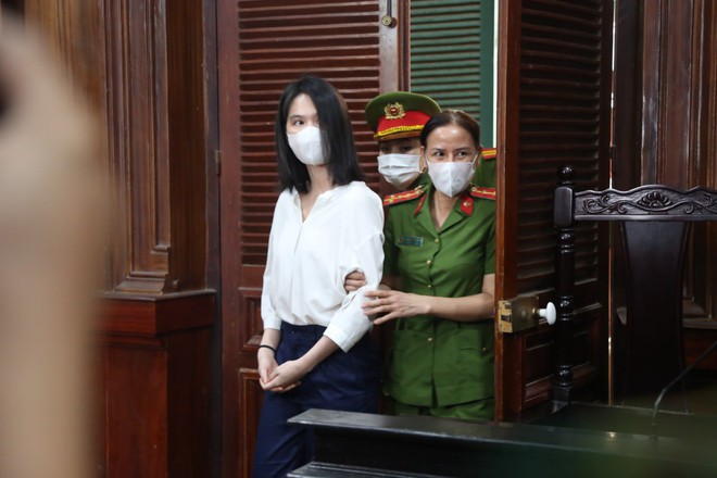 Ngọc Trinh từ chối 1 luật sư bào chữa, khai hoàn cảnh gặp thầy dạy lái mô tô Trần Xuân Đông
