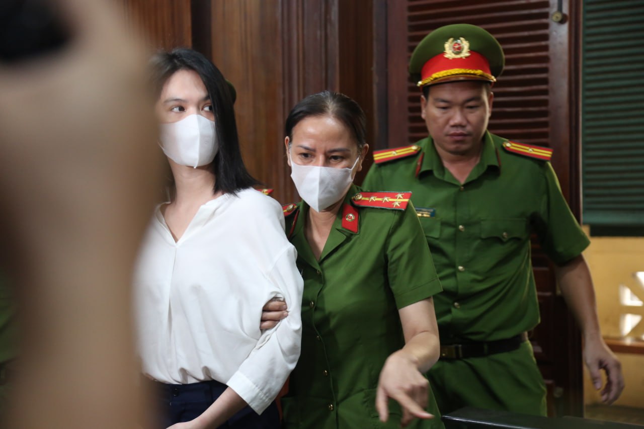 Hình ảnh Ngọc Trinh trong buổi hầu toà sau hơn 3 tháng tạm giam- Ảnh 4. Hình ảnh Ngọc Trinh trong buổi hầu toà sau hơn 3 tháng tạm giam- Ảnh 4.