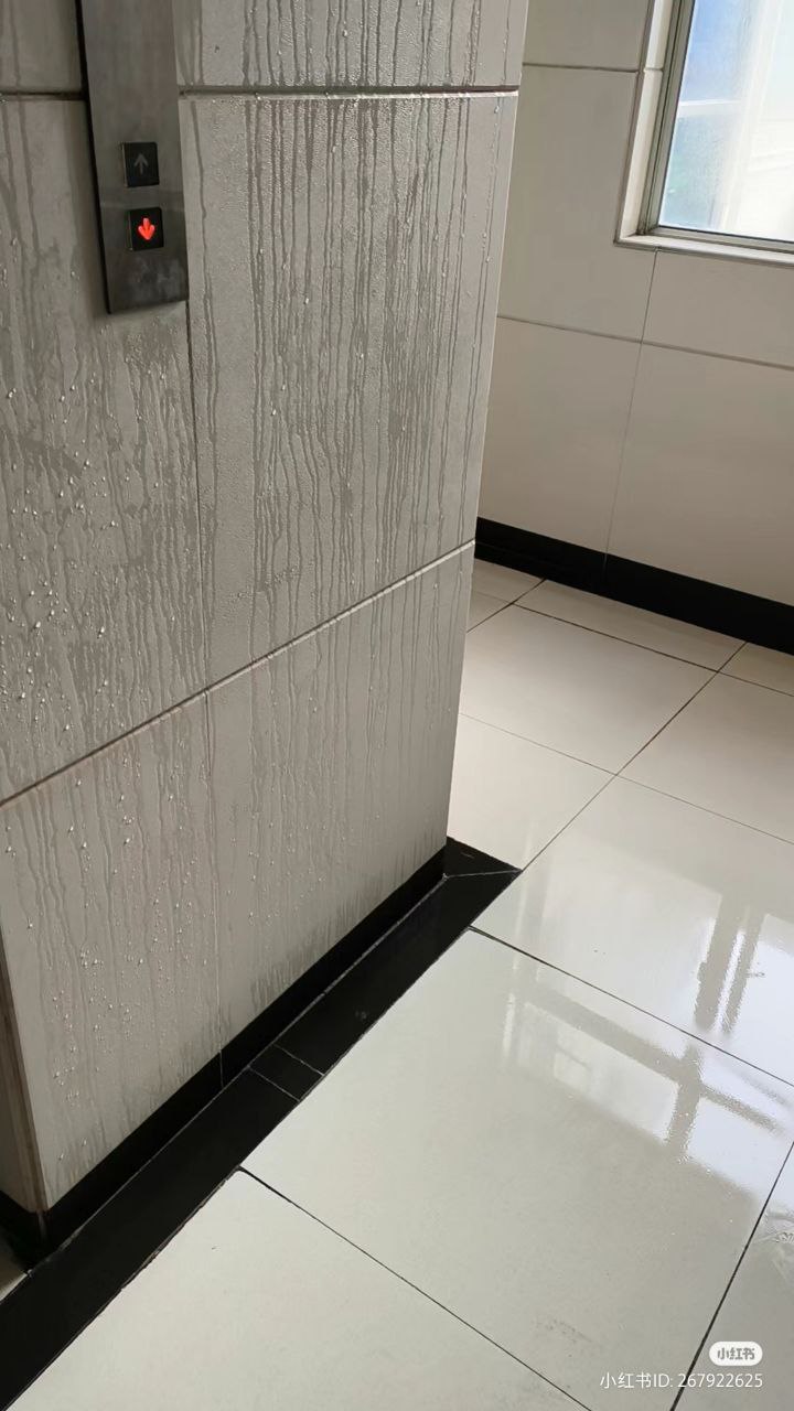 Độc lạ chống nồm sàn nhà bằng băng vệ sinh: Netizen tung hô cách làm thông minh, thực hư hiệu quả ra sao?- Ảnh 1.