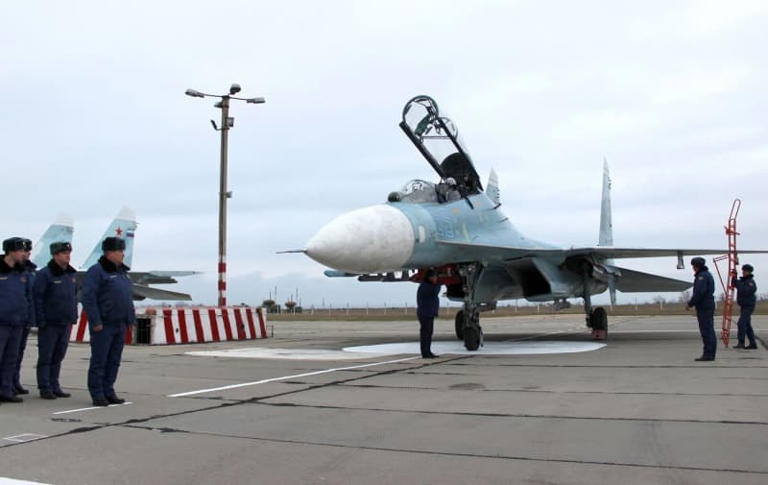 Sân bay Belbek vừa bị Ukraine tấn công quan trọng với Nga như thế nào?- Ảnh 1.