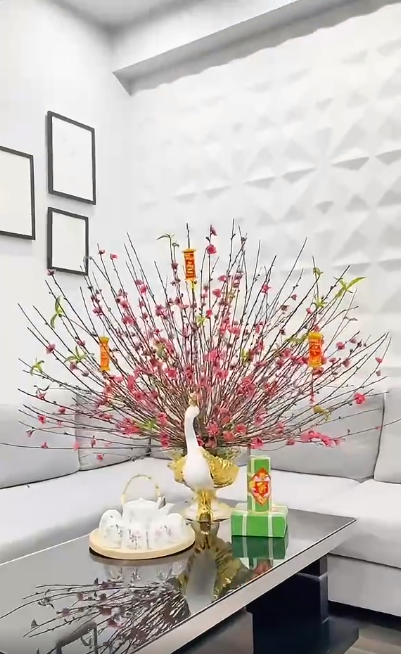 Cách cắm cành đào dăm chưng phòng khách cho 1 mùa Tết tiết kiệm mà vẫn đủ đầy, an vui- Ảnh 1. Cách cắm cành đào dăm chưng phòng khách cho 1 mùa Tết tiết kiệm mà vẫn đủ đầy, an vui- Ảnh 1.