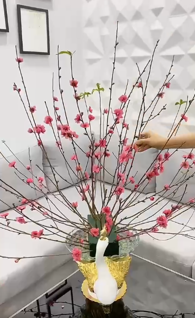 Cách cắm cành đào dăm chưng phòng khách cho 1 mùa Tết tiết kiệm mà vẫn đủ đầy, an vui- Ảnh 9. Cách cắm cành đào dăm chưng phòng khách cho 1 mùa Tết tiết kiệm mà vẫn đủ đầy, an vui- Ảnh 9.