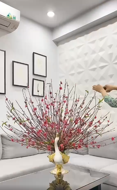 Cách cắm cành đào dăm chưng phòng khách cho 1 mùa Tết tiết kiệm mà vẫn đủ đầy, an vui- Ảnh 10. Cách cắm cành đào dăm chưng phòng khách cho 1 mùa Tết tiết kiệm mà vẫn đủ đầy, an vui- Ảnh 10.