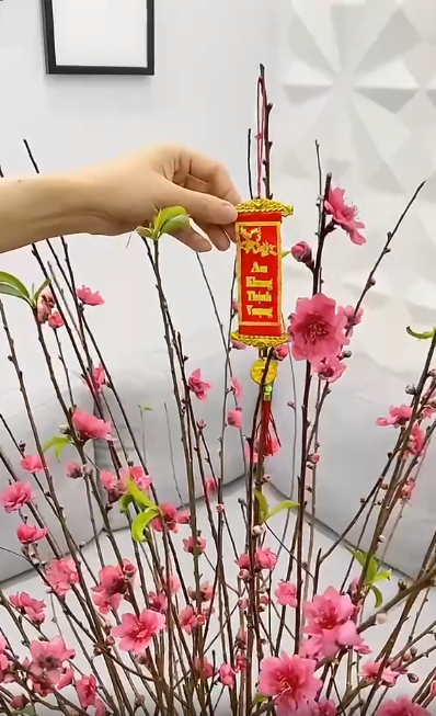 Cách cắm cành đào dăm chưng phòng khách cho 1 mùa Tết tiết kiệm mà vẫn đủ đầy, an vui- Ảnh 11. Cách cắm cành đào dăm chưng phòng khách cho 1 mùa Tết tiết kiệm mà vẫn đủ đầy, an vui- Ảnh 11.