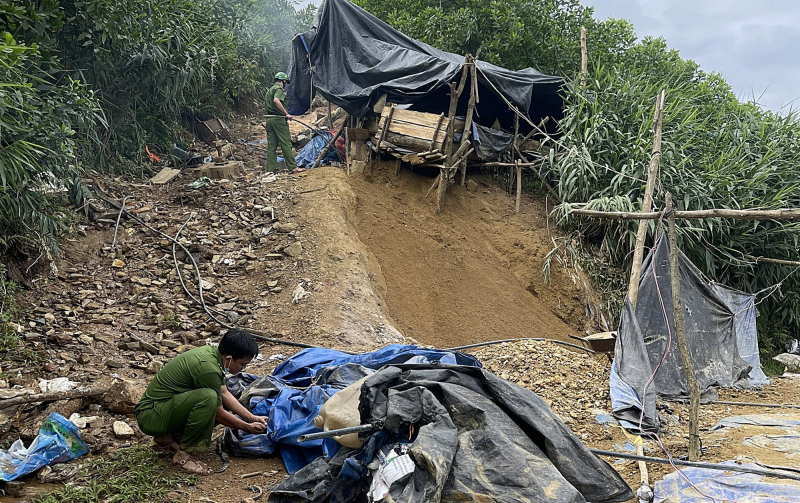 Quảng Nam xin được nổ mìn đánh sập 78 hầm vàng trái phép- Ảnh 1.