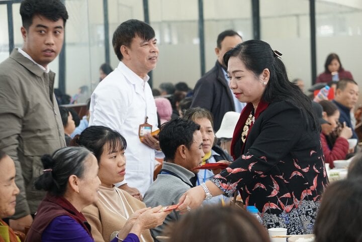 Mẹ hạnh phúc nhìn con ăn được cơm sau 3 tháng chiến đấu với ung thư- Ảnh 7.