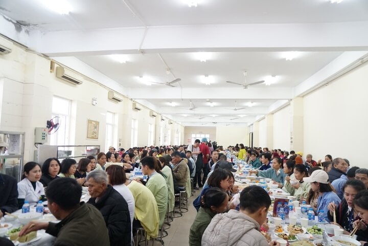 Mẹ hạnh phúc nhìn con ăn được cơm sau 3 tháng chiến đấu với ung thư- Ảnh 1.