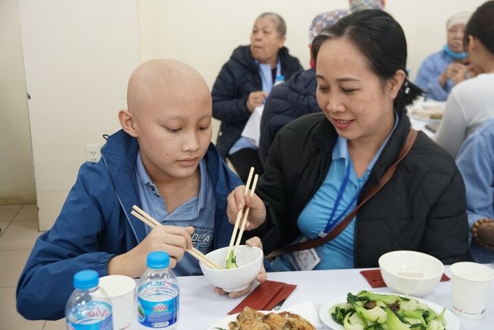 Mẹ hạnh phúc nhìn con ăn được cơm sau 3 tháng chiến đấu với ung thư- Ảnh 5.