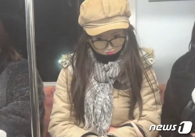 Bức ảnh cô gái ngồi trên tàu điện ngầm: Tưởng bình thường nhưng ẩn chứa bí mật khiến dân tình kinh hãi- Ảnh 1.