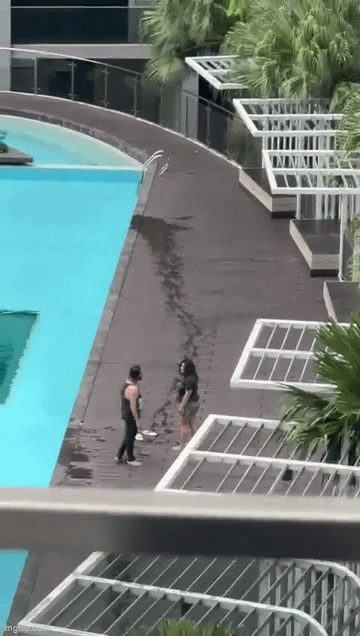 Cãi nhau với bạn gái bên bể bơi, người đàn ông có hành vi khiến người xem phẫn nộ tột cùng- Ảnh 1.
