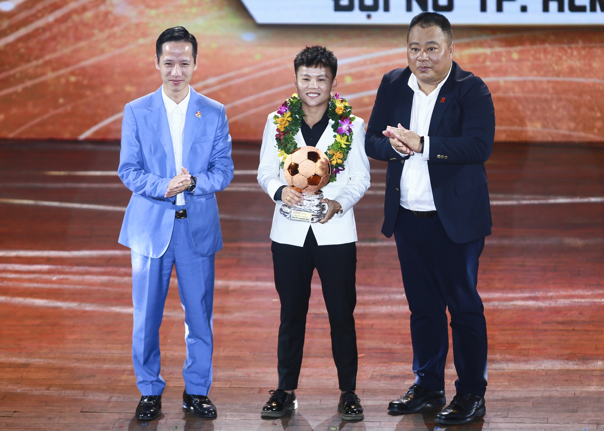 Quả bóng vàng 2023: Các khoảnh khắc ấn tượng, ba mẹ nhận giải thay Huỳnh Như- Ảnh 15.