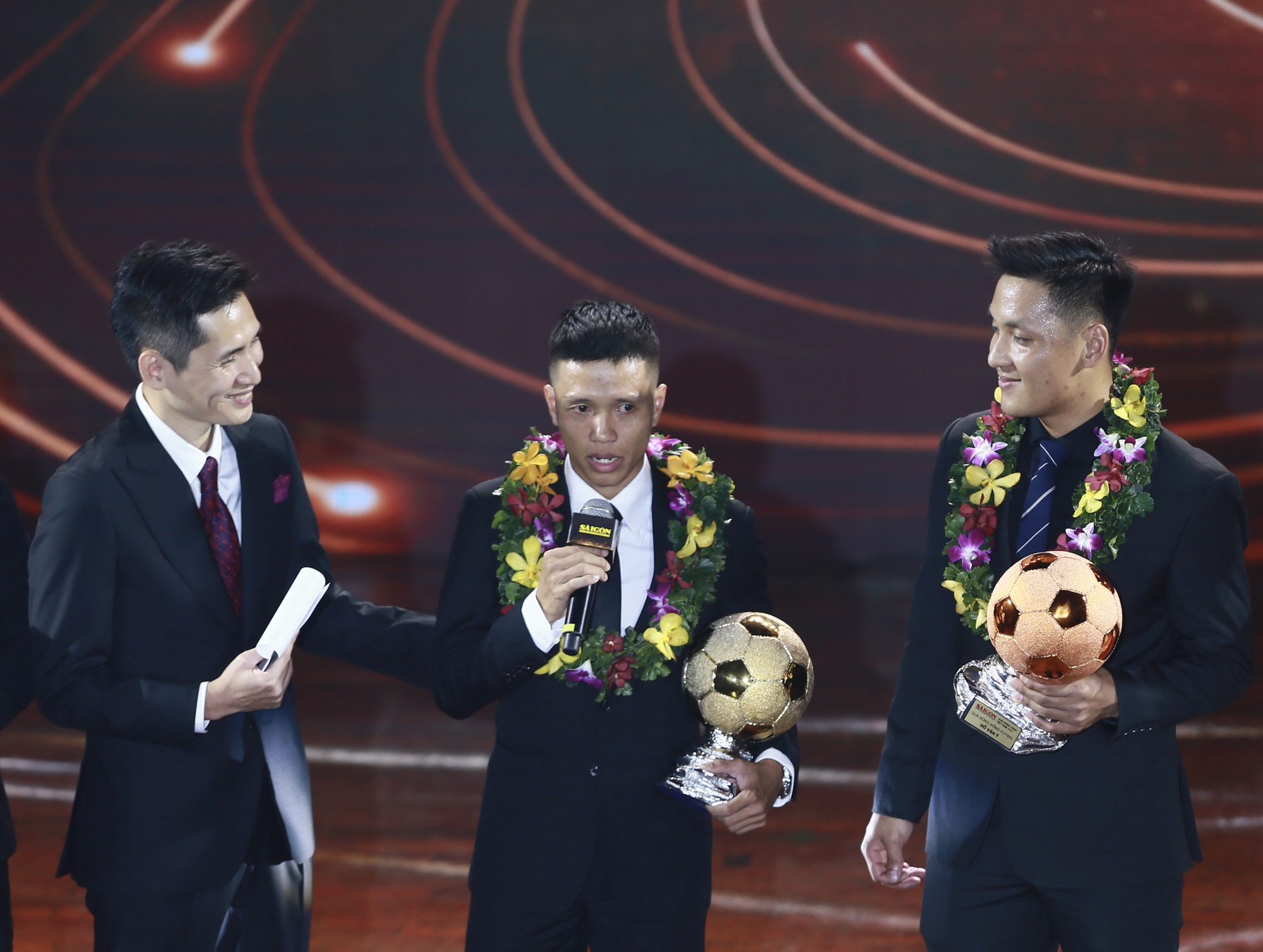 Quả bóng vàng 2023: Các khoảnh khắc ấn tượng, ba mẹ nhận giải thay Huỳnh Như- Ảnh 14.