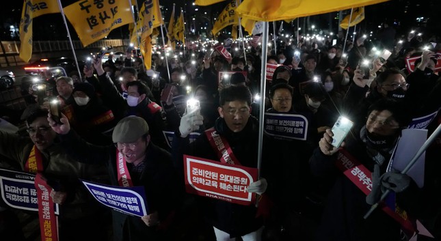 Hơn 6.000 bác sĩ đồng loạt bỏ việc, Hàn Quốc đối mặt khủng hoảng y tế- Ảnh 1.