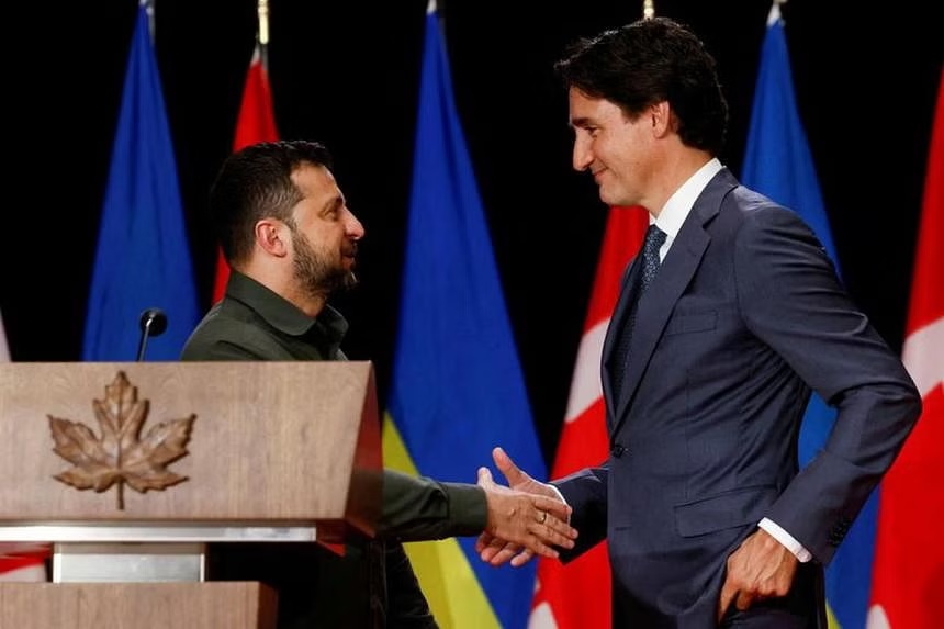 Tổng thống Ukraine Volodymyr Zelensky (trái) bắt tay Thủ tướng Canada Justin Trudeau tại họp báo chung ở Ottawa, Ontario, Canada, vào tháng 9-2023. Ảnh: Reuters