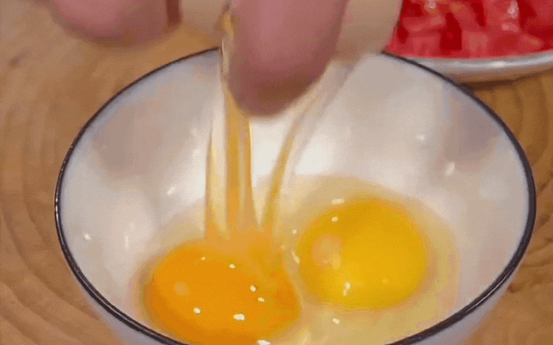 Khi nấu canh trứng cà chua, hầu hết mọi người đều sai bước này, chẳng trách trứng không mướt mềm và tạo vân đẹp mắt- Ảnh 3.