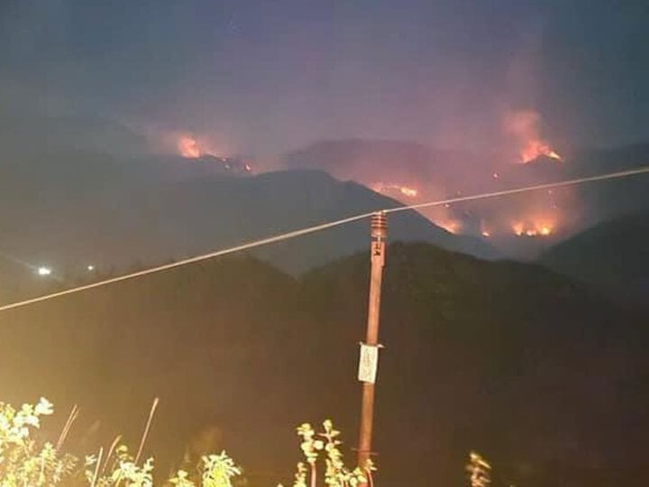 Cháy rừng ở Sa Pa: Lửa tiếp tục lan rộng, huy động gần 840 người chữa cháy- Ảnh 2.