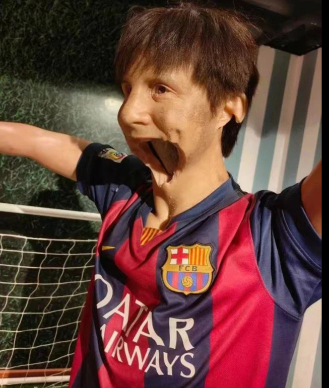 Messi tặng 8 Quả bóng vàng cho bảo tàng Barcelona, tượng sáp bị phá tại Trung Quốc- Ảnh 2.
