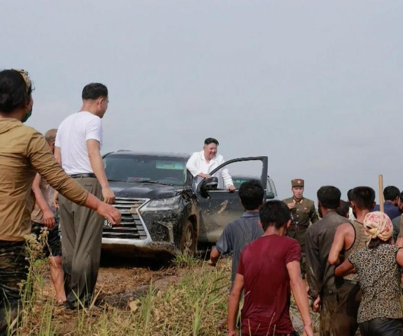 Bất chấp lệnh cấm quan trọng, ông Kim Jong Un vẫn có xe siêu sang: Mercedes, Maybach, Rolls-Royce đủ cả- Ảnh 11.