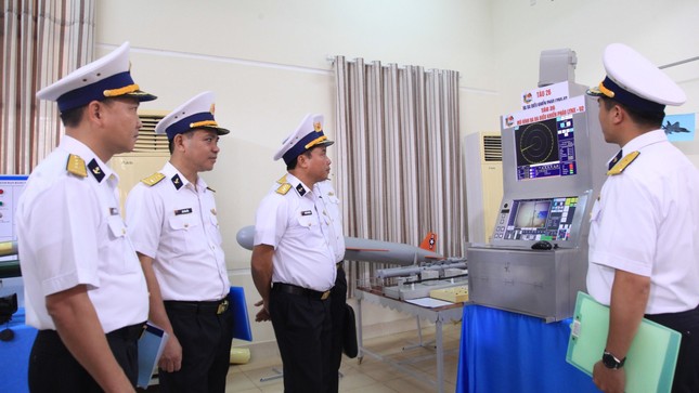 Tư lệnh Vùng 4 Hải quân Nguyễn Văn Bách kiểm tra Lữ đoàn tàu chiến đấu mặt nước- Ảnh 2.
