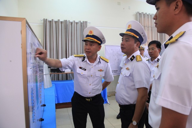 Tư lệnh Vùng 4 Hải quân Nguyễn Văn Bách kiểm tra Lữ đoàn tàu chiến đấu mặt nước- Ảnh 1.