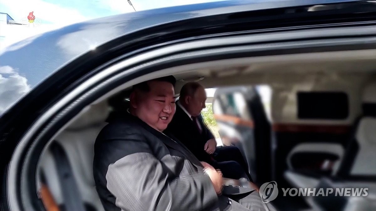 Lãnh đạo Triều Tiên Kim Jong-un (trái) và Tổng thống Nga Vladimir Putin ngồi thử trên chiếc limousine Aurus Senat khi thăm sân bay vũ trụ Vostochny, Nga, tháng 9-2023. Ảnh: Yonhap