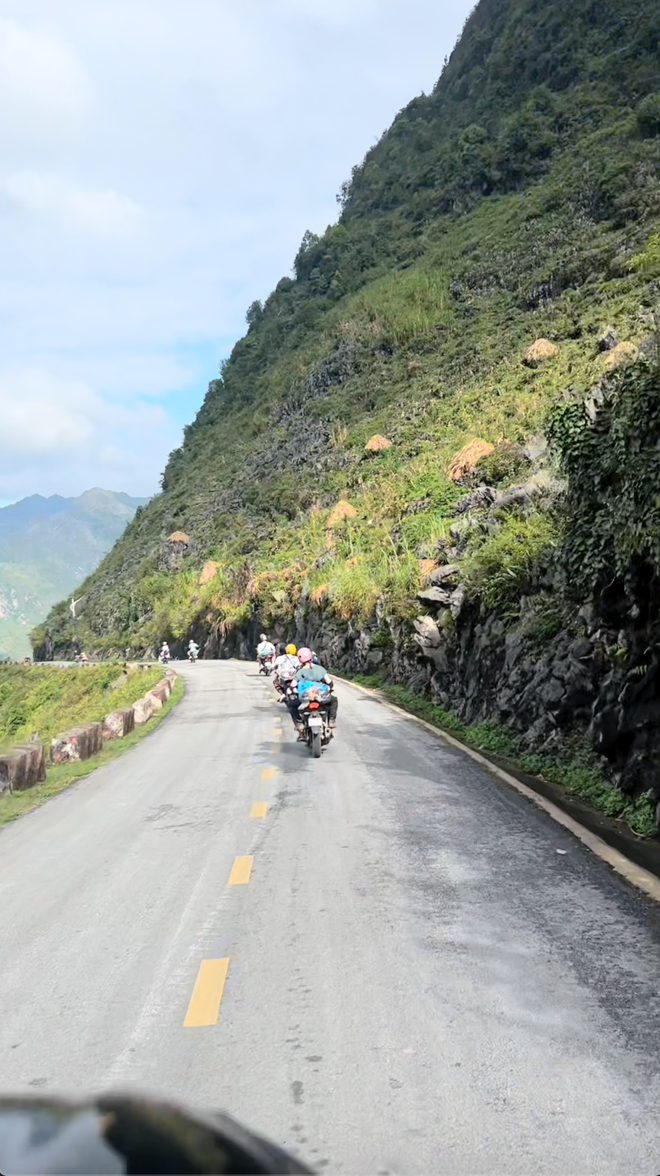 Du khách Tây thích thú khi được các em nhỏ Hà Giang tết tóc, dân mạng Việt cũng hết lời khen ngợi bởi 1 điều- Ảnh 8.