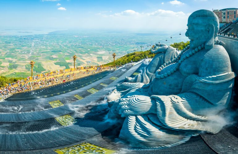 Đỉnh cao du lịch: 2 bức tượng khổng lồ thu hút 100.000 lượt khách đi cáp treo chiêm bái mỗi ngày- Ảnh 3.