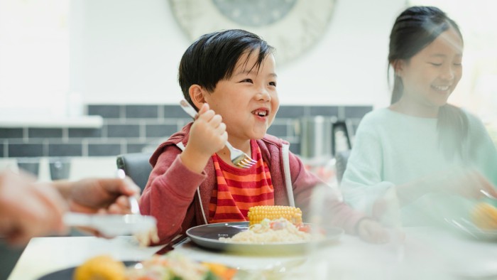 Đi ăn tối với bạn, tôi điếng người nghe câu bình phẩm của đứa cháu 5 tuổi: Có lẽ bạn tôi nên dạy lại con- Ảnh 1.