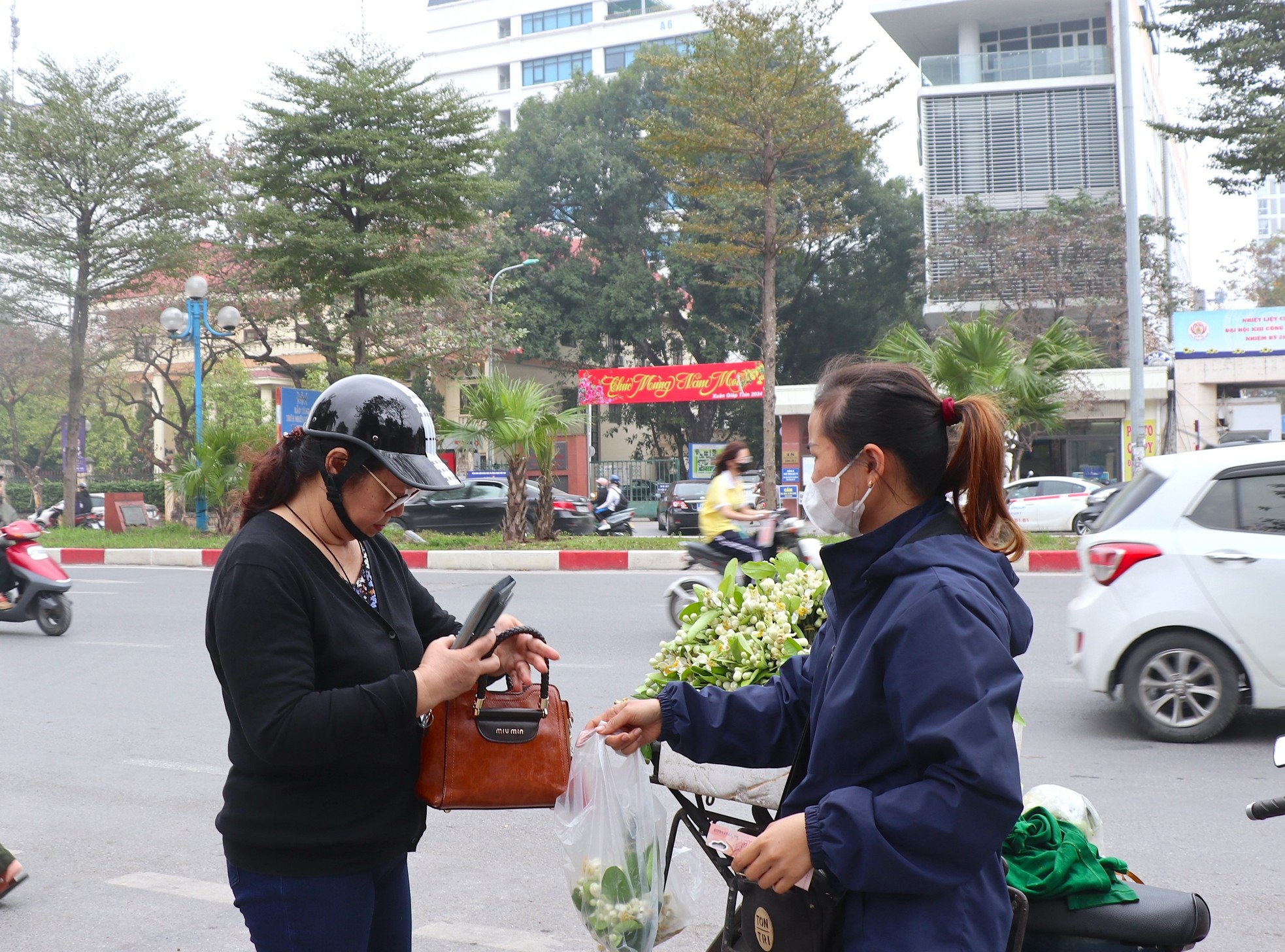 Hoa bưởi đầu mùa giá tới nửa triệu đồng/kg vẫn hút khách Hà Thành- Ảnh 7.