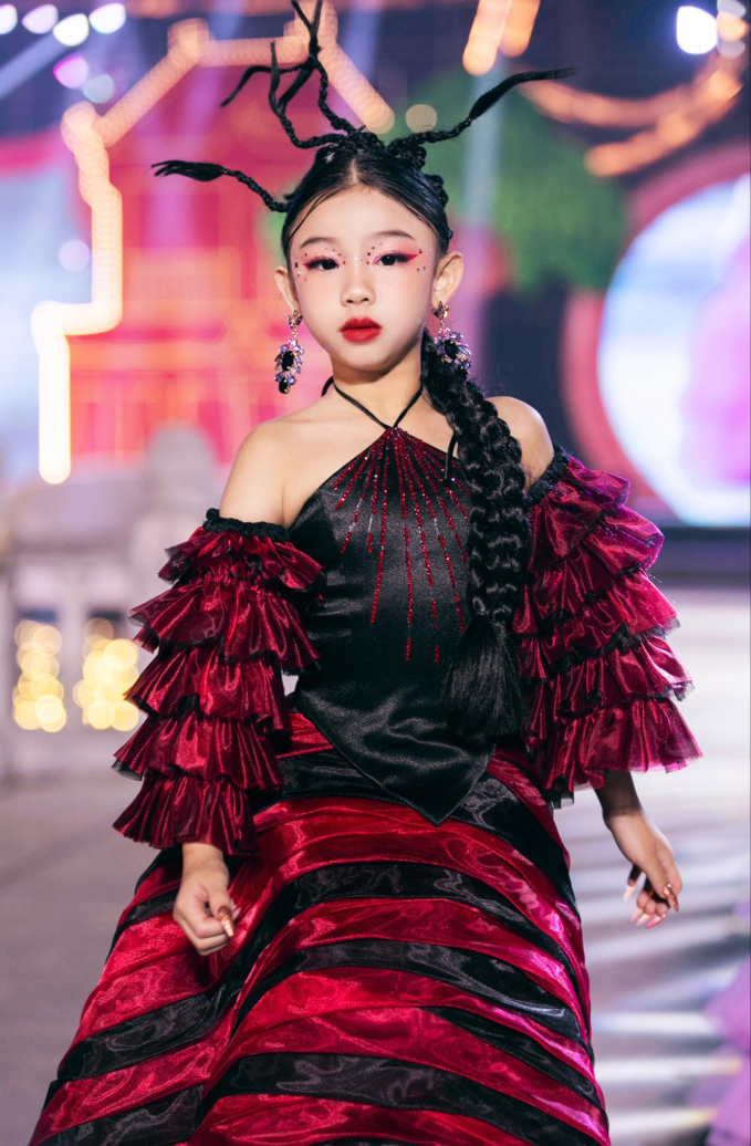 Mẫu nhí Celine Nguyễn cùng hoa hậu Hương Giang chào kết show ở Tam Chúc- Ảnh 3.
