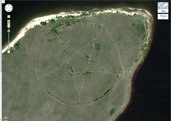 8 điều kỳ lạ đến khó tin nhìn thấy qua Google Earth- Ảnh 6.
