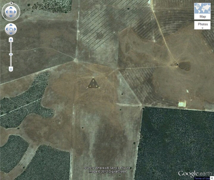 8 điều kỳ lạ đến khó tin nhìn thấy qua Google Earth- Ảnh 13.