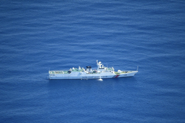 Trung Quốc xua đuổi tàu Philippines khỏi bãi cạn Scarborough- Ảnh 1.