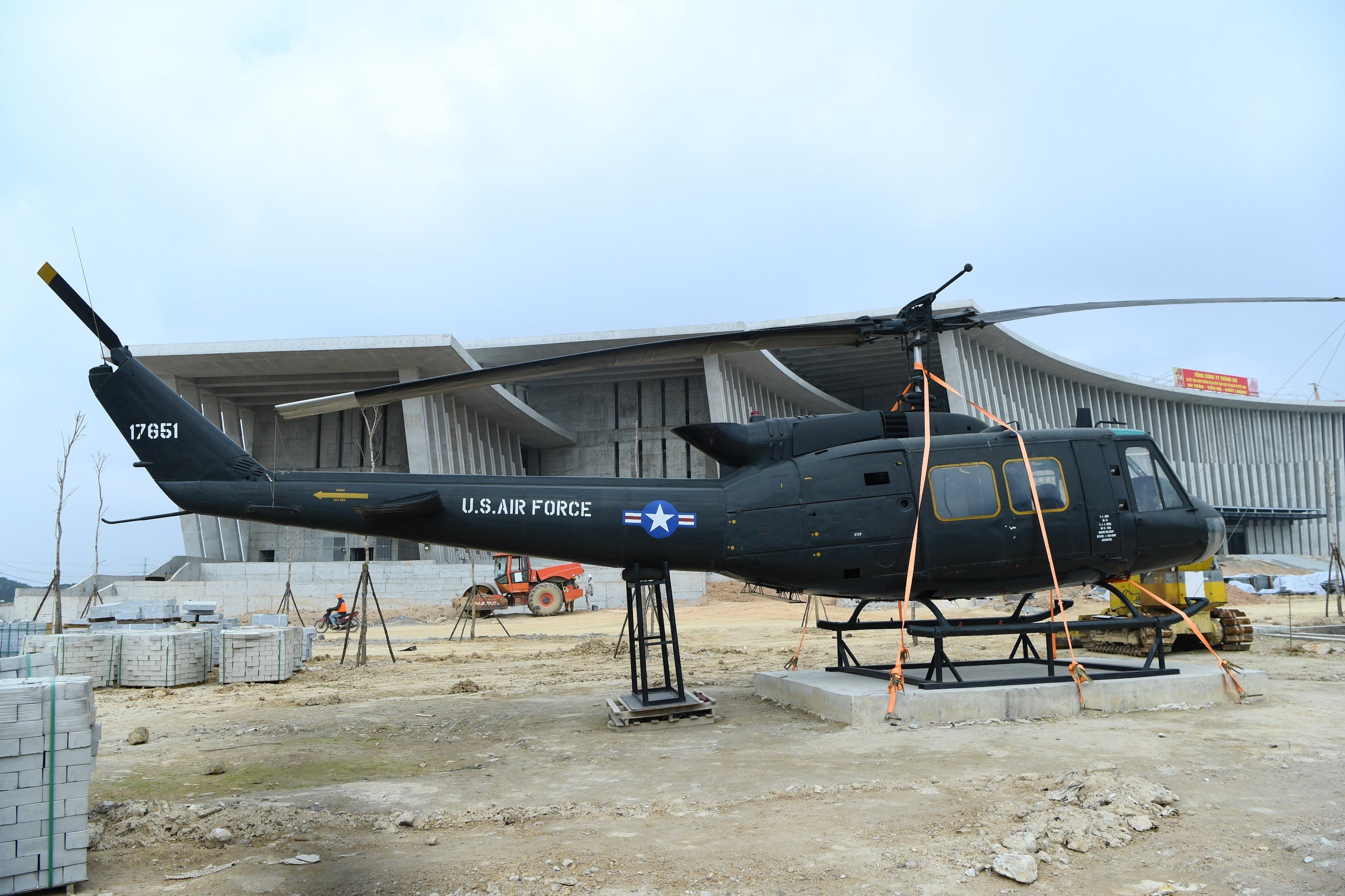 Khám phá loạt máy bay, xe tăng, khí tài quân sự 'khủng' tại bảo tàng rộng 740.000m2 ở Hà Nội- Ảnh 11.