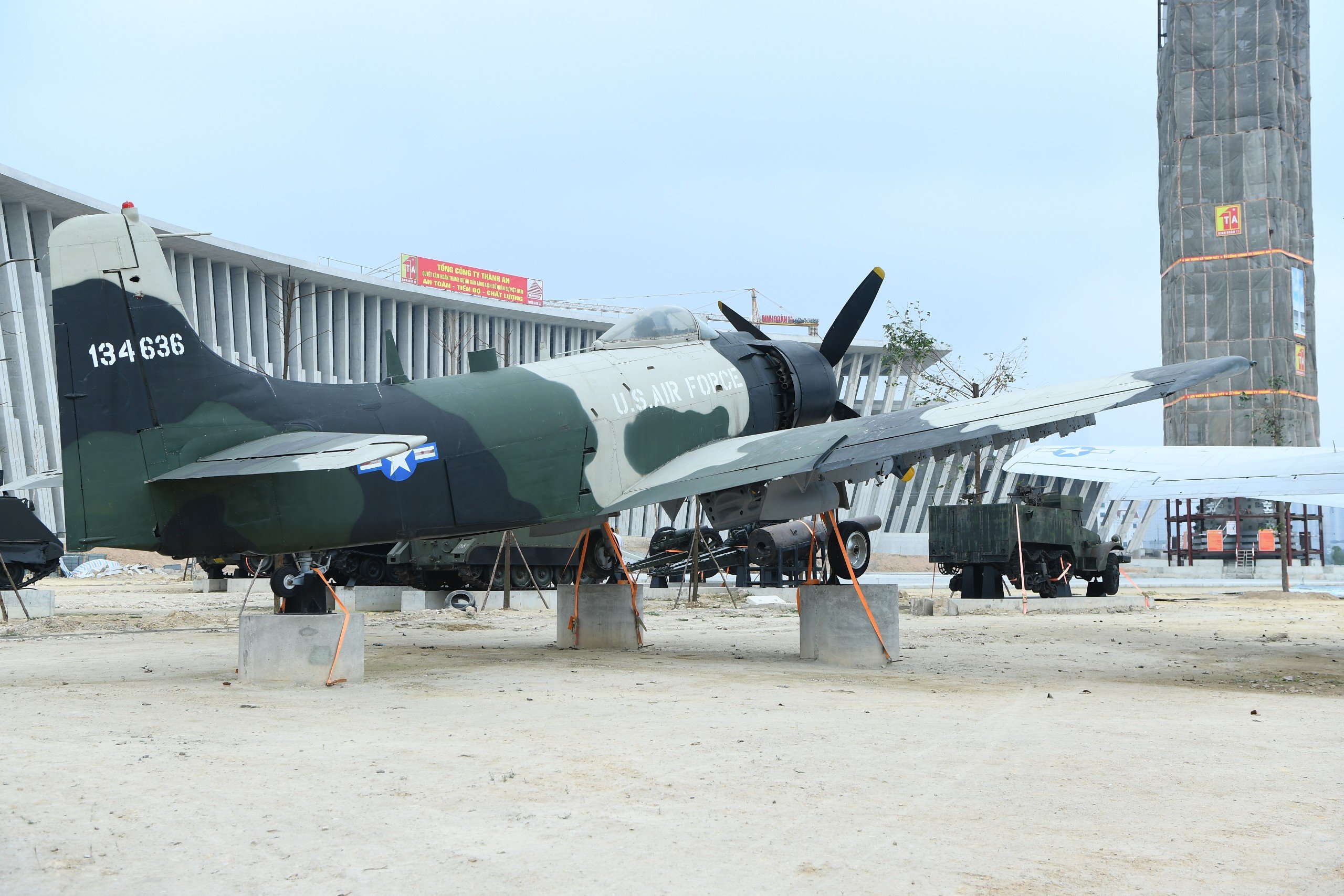 Khám phá loạt máy bay, xe tăng, khí tài quân sự 'khủng' tại bảo tàng rộng 740.000m2 ở Hà Nội- Ảnh 4.