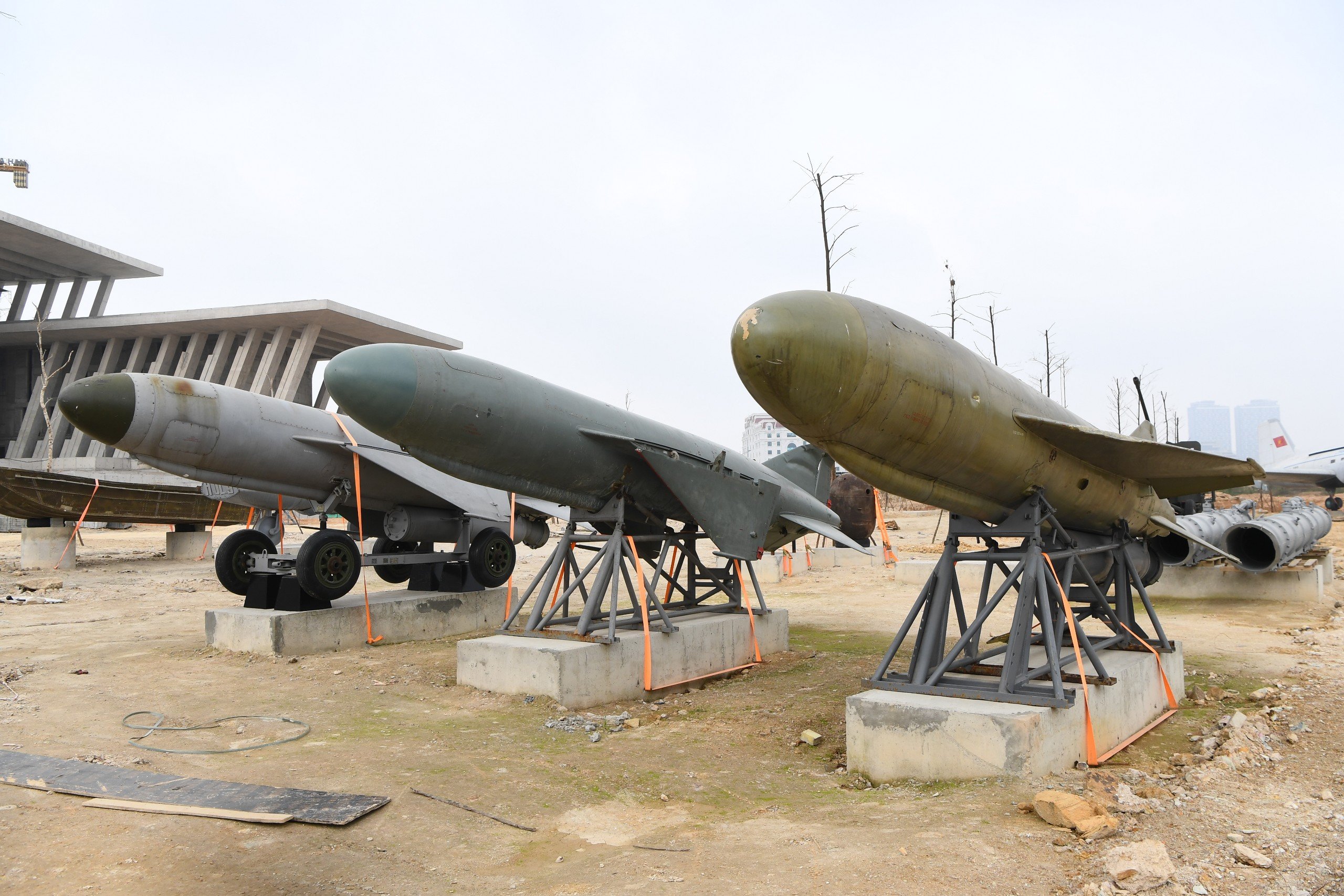 Khám phá loạt máy bay, xe tăng, khí tài quân sự 'khủng' tại bảo tàng rộng 740.000m2 ở Hà Nội- Ảnh 9.