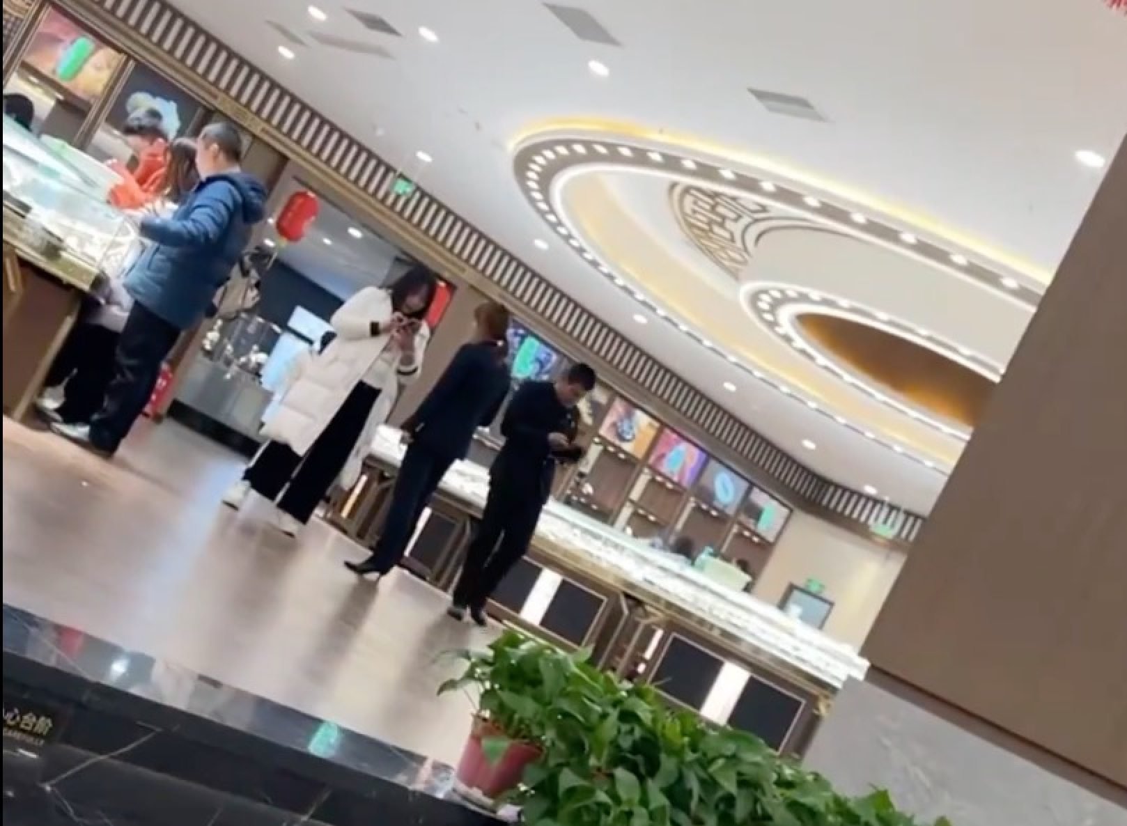 Trung Quốc: Không mua trang sức, du khách bị hướng dẫn viên đuổi khỏi xe- Ảnh 2.