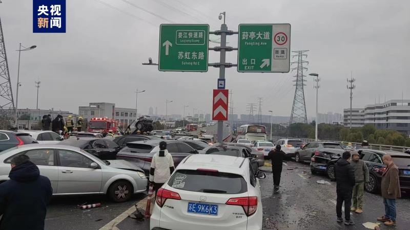 Hơn 100 xe ô tô đâm liên hoàn ở Tô Châu (Trung Quốc)- Ảnh 1.