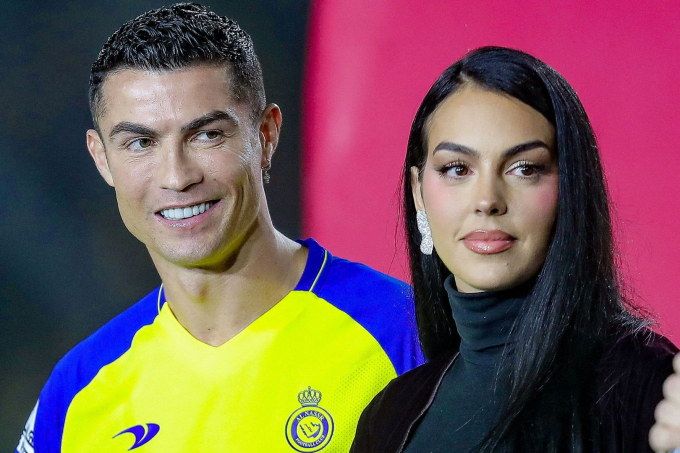 Bạn gái đeo túi hàng hiệu đến xem Ronaldo tỏa sáng, nhận được món quà đặc biệt của 