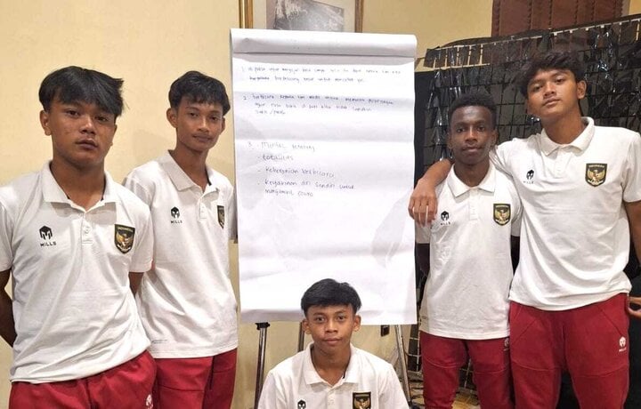 Kỉ luật của U16 Indonesia: Thu điện thoại mỗi tối, đi tập muộn là bị đuổi- Ảnh 1.
