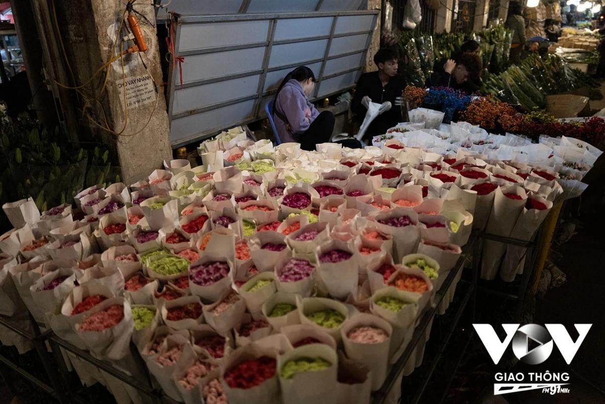 Có gì ở chợ hoa đêm lớn nhất Hà Nội...- Ảnh 11.