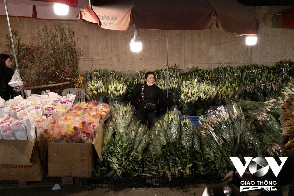 Có gì ở chợ hoa đêm lớn nhất Hà Nội...- Ảnh 12.