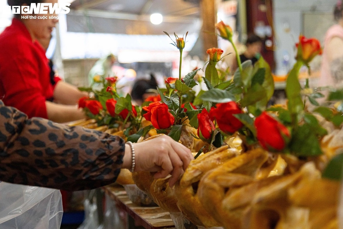 Gà ngậm hoa hồng giá gần 1 triệu đồng đắt khách ngày rằm tháng Giêng- Ảnh 3.