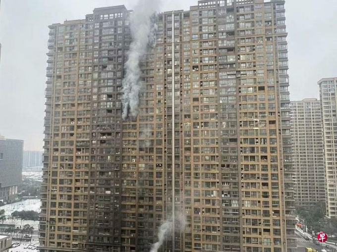 Cả tòa chung cư ở Trung Quốc chìm trong lửa, gần 60 người thương vong- Ảnh 1.