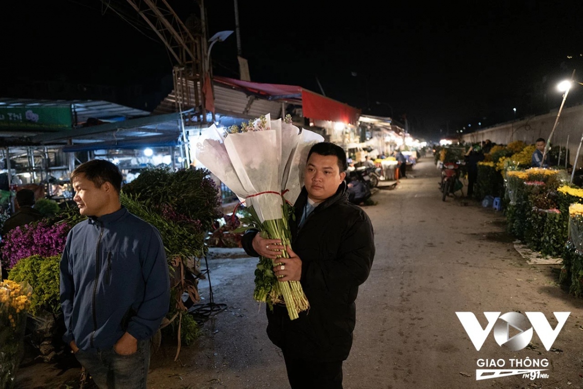 Có gì ở chợ hoa đêm lớn nhất Hà Nội...- Ảnh 5.