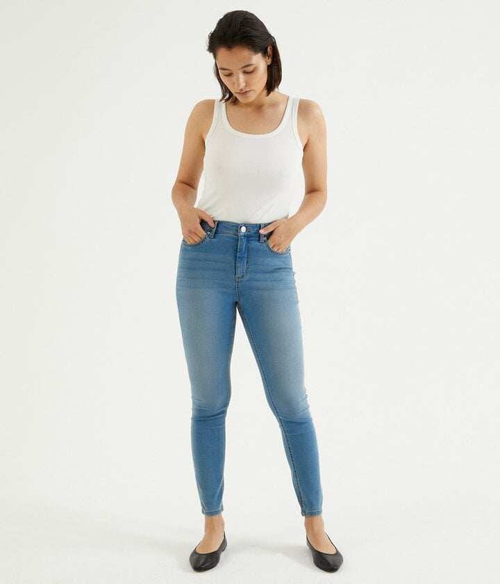 Những nàng có chiều cao khiêm tốn nên tránh các kiểu quần jeans này- Ảnh 2.