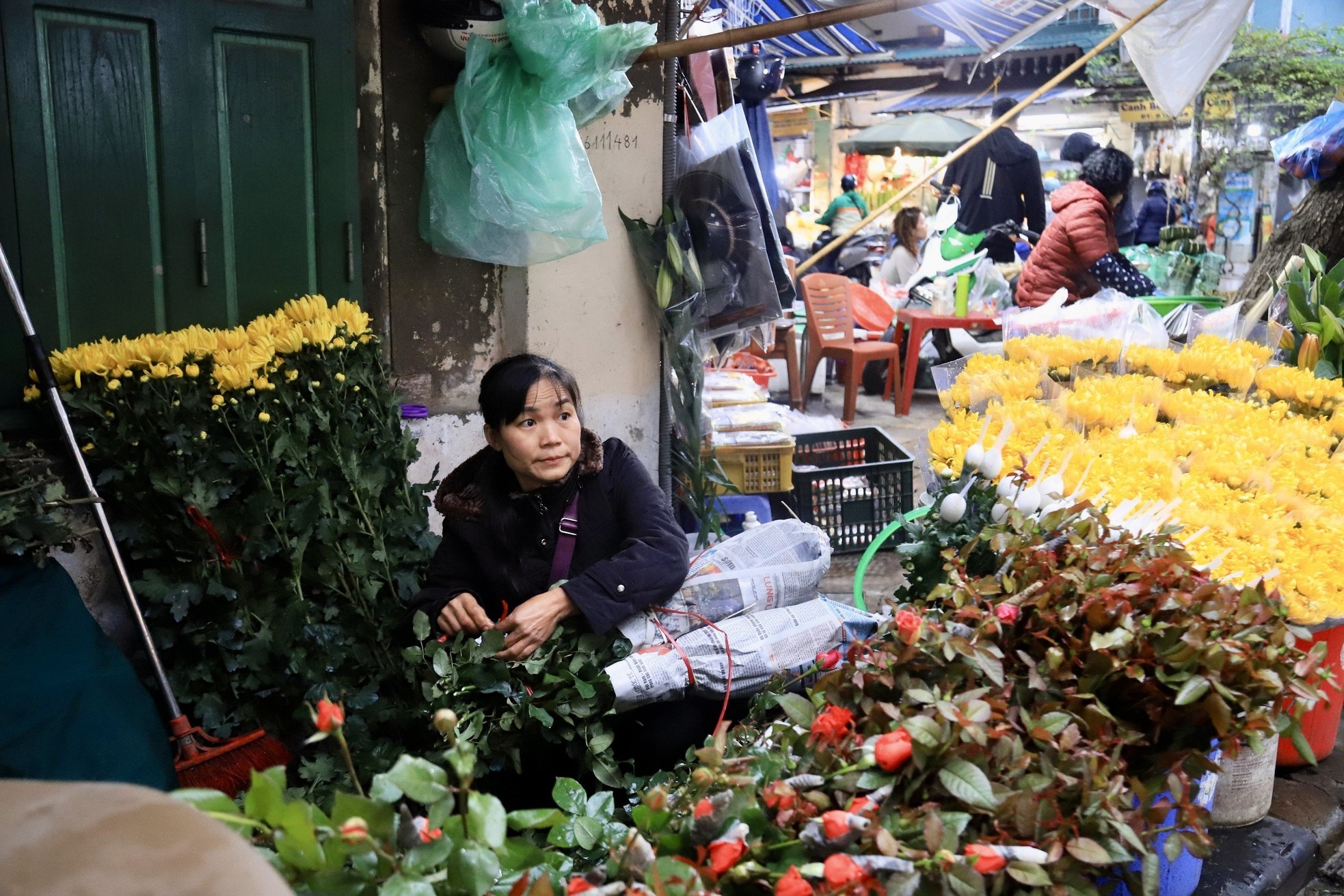 Gà ngậm hoa hồng 'chợ nhà giàu' hút khách ngày rằm tháng Giêng- Ảnh 14.