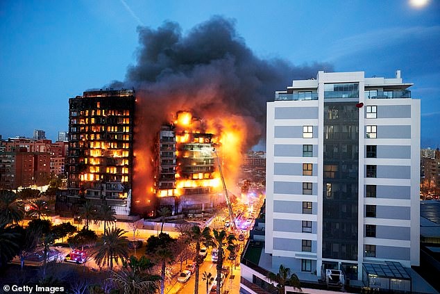 Hỏa hoạn nhấn chìm tòa chung cư: Thứ vật liệu quen thuộc trong xây dựng khiến lửa 